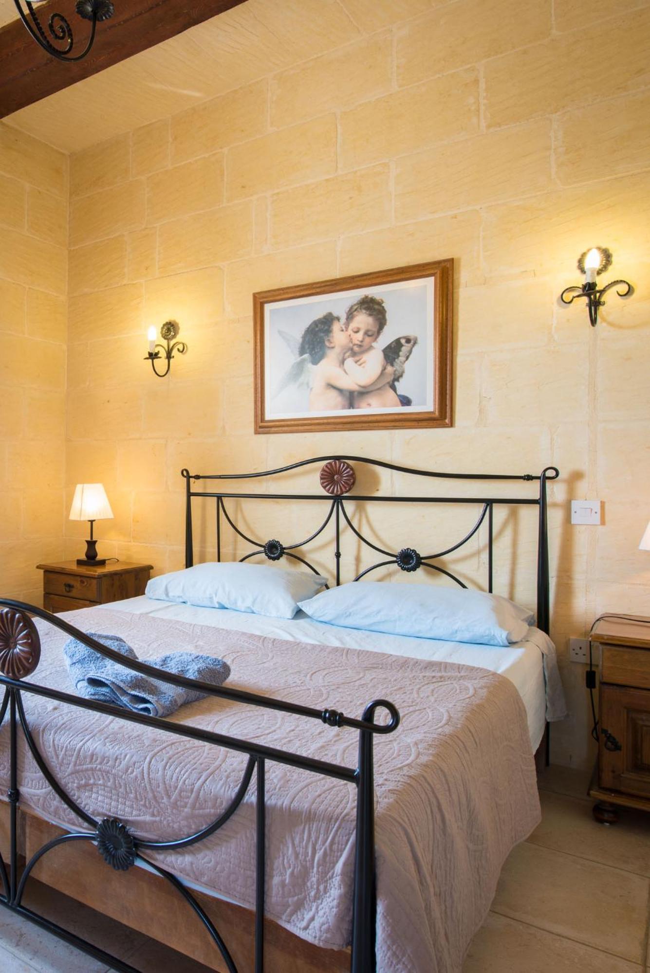 3 Bedroom With Private Pool And Views Nadur